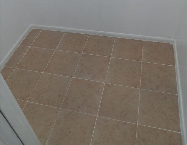 Building Photo - 120 NE 26th Ct