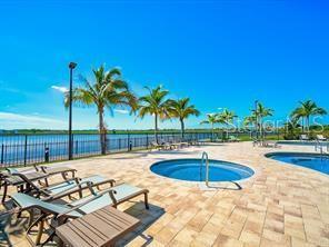 Building Photo - 714 16th Ave E