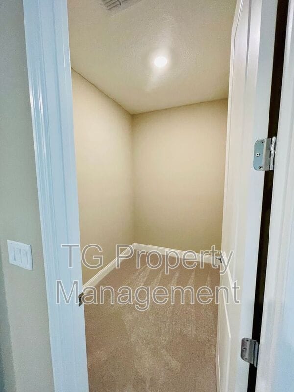 Building Photo - 122 Monthaven Dr