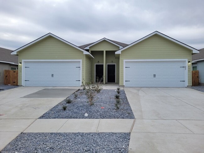 Primary Photo - Luxury Duplex 3/2 in Seguin