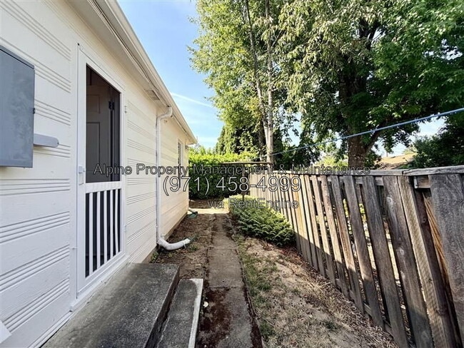 Building Photo - 1017 NE Birchwood Dr
