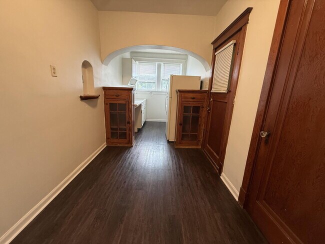 Building Photo - Large 1 Bed unit close to parks, great architecture and very walkable