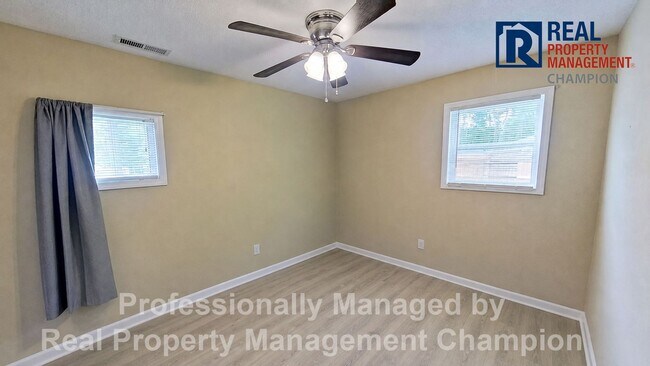 Building Photo - 3 BD/2 BA Home w/Attached Garage on Large Corner Lot w/Fenced Backyard