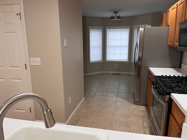 Building Photo - 2002 Larson Dr