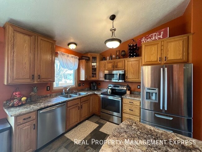 Building Photo - 4 Bedroom 2 Bathroom in SW Sioux Falls