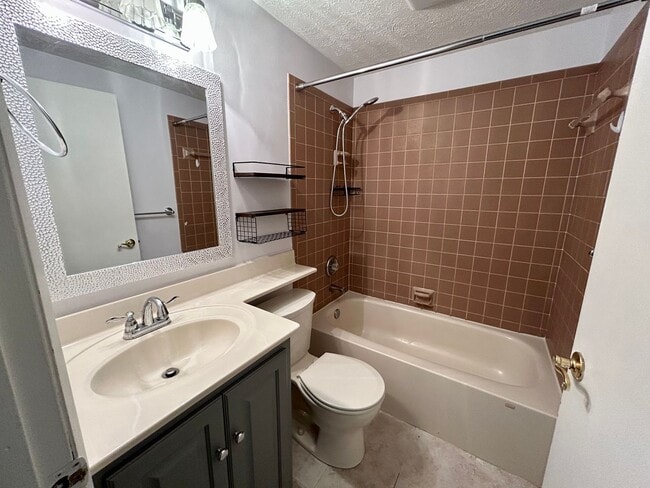 Building Photo - 3 bed 1 bath close to shopping, schools, parks and more!