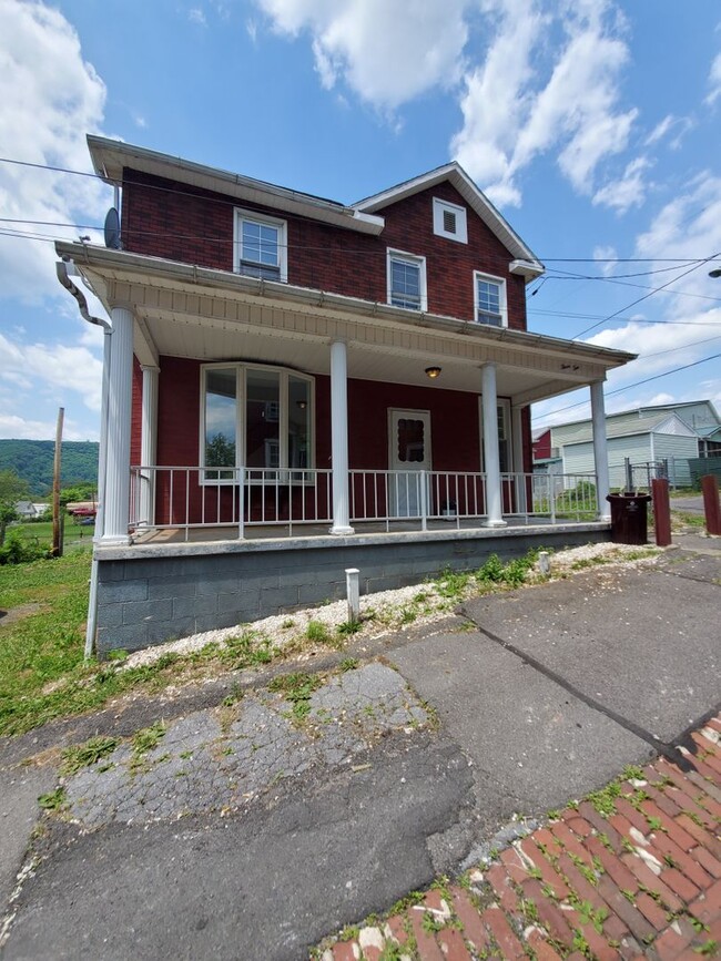 Building Photo - 3 bedroom, 1 bath single family house