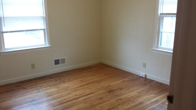 Building Photo - Very nice 3 bedroom house available for re...