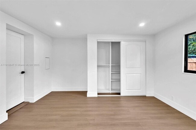 Building Photo - 1123 NE 1st Ave.