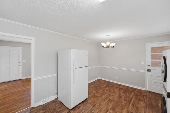 Building Photo - Beautifully Maintained 3BR Home with Hardwood Floors & Private Yard!