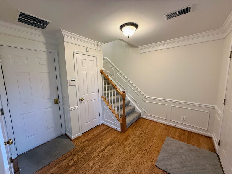 Building Photo - 6020 Lincolnia Rd