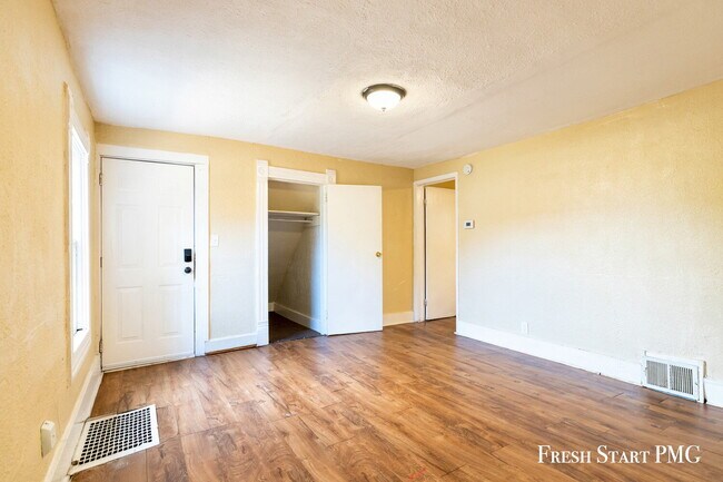 Building Photo - Bright Ground-Floor Home with Flexible Space
