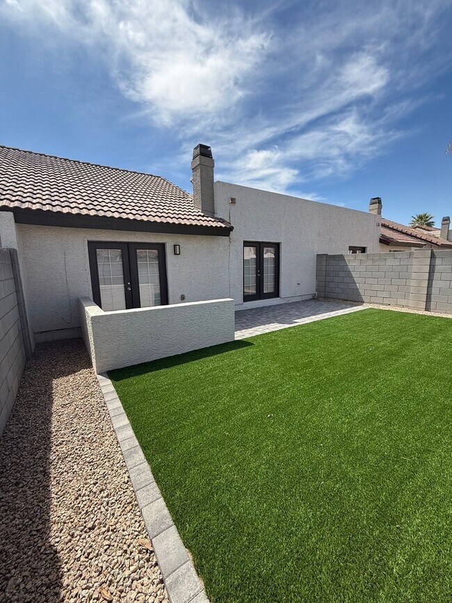 Building Photo - Central Phoenix Townhome Oasis – 2 Bed, 2 Bath, Gated with Pool!