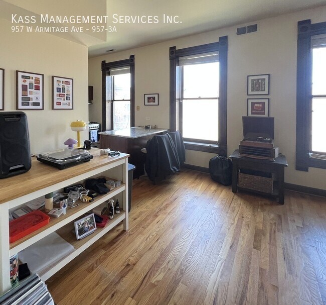 Building Photo - 957 W Armitage Ave