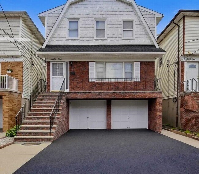 Building Photo - 64 Isabella Ave