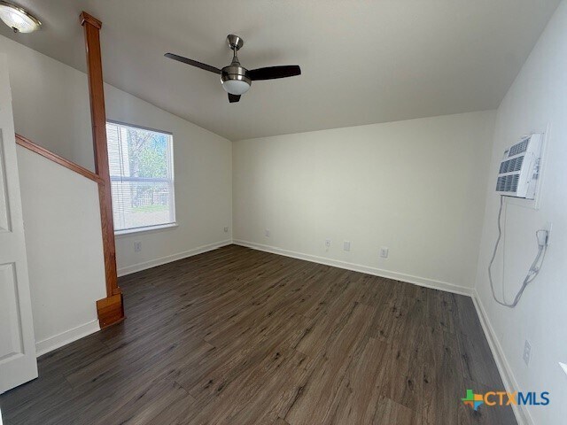 Building Photo - 527 W San Antonio St