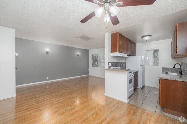 1BR, 1BA - 675SF - Living Room - 1216 N Las Palmas Ave