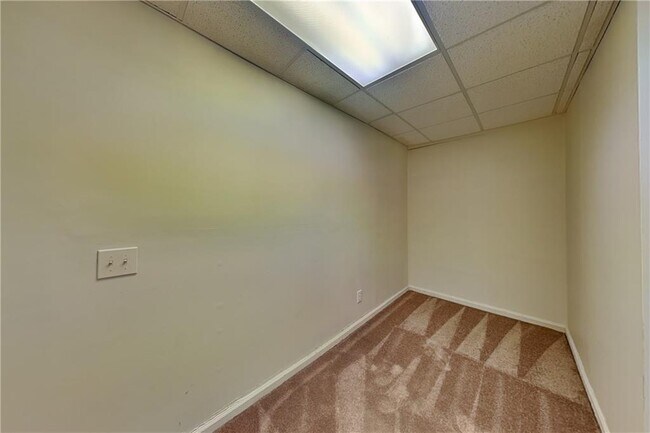Building Photo - 501 Brooksdale Dr