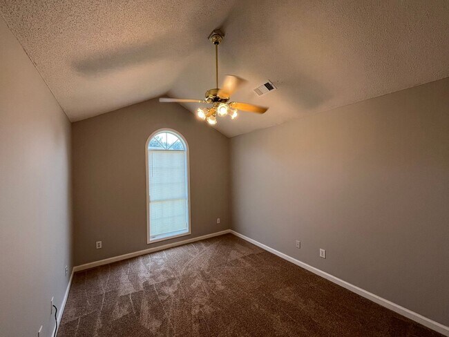 Building Photo - Off Hunter Rd! New Flooring and New Paint
