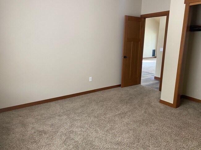 Building Photo - 566 Village Dr