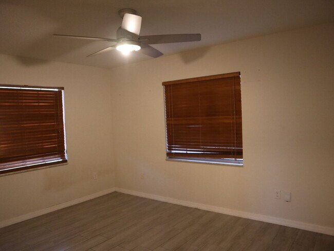 Building Photo - Great Location 3 bedroom 2 Bath 2 Car Garage Call/Text Carole Arcaro 386-216-4900 Deltona Lakes R...