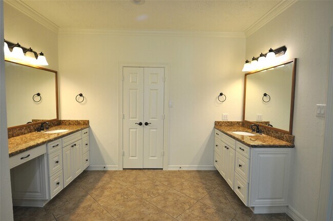 Building Photo - 1914 Sand Hollow Ln