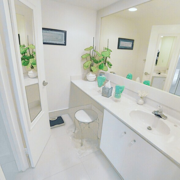 Vanity in master bathroom - 4001 S Ocean Dr