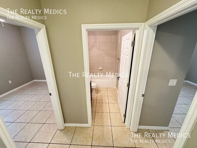 Building Photo - 548 Albatross Dr