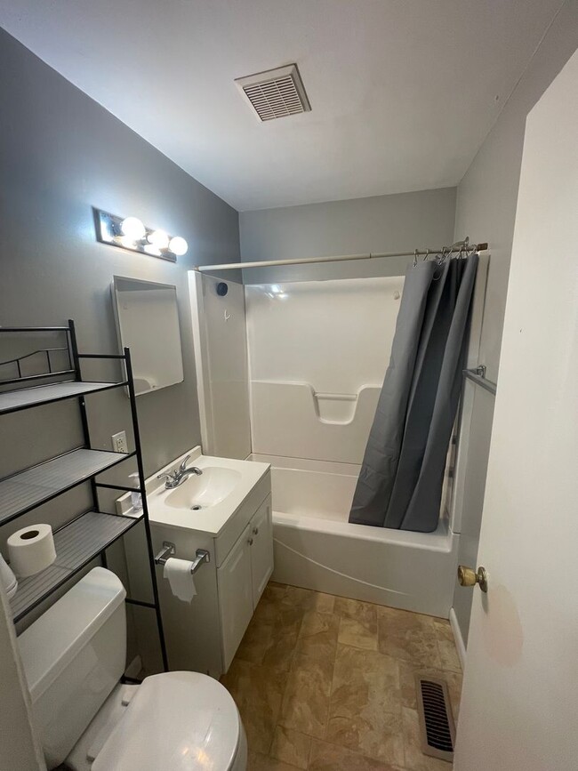 Building Photo - 2 Bed 1 Bath Duplex