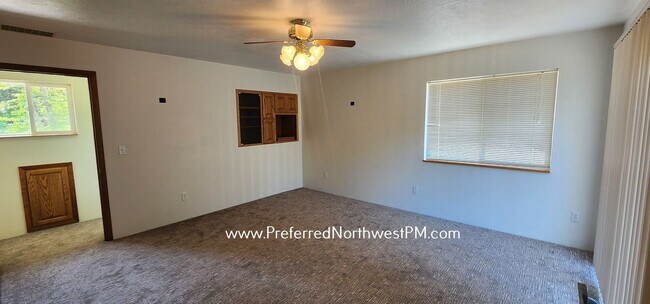 Building Photo - Great 3 Bedroom House with Acreage in Lowell