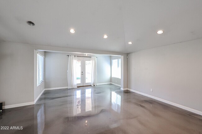 Building Photo - 1034 E Elm St