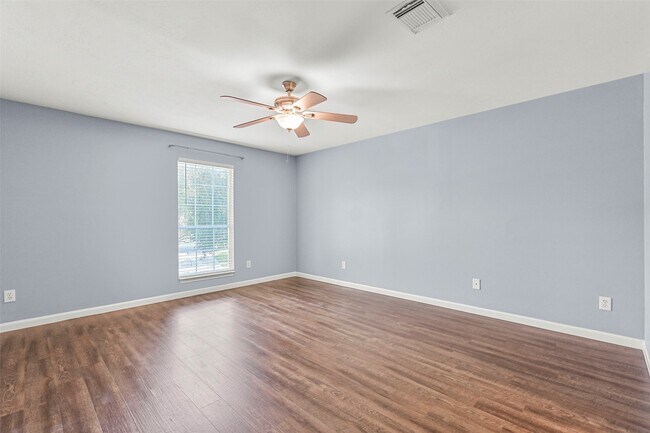 Building Photo - 313 Winding Oak Ln S