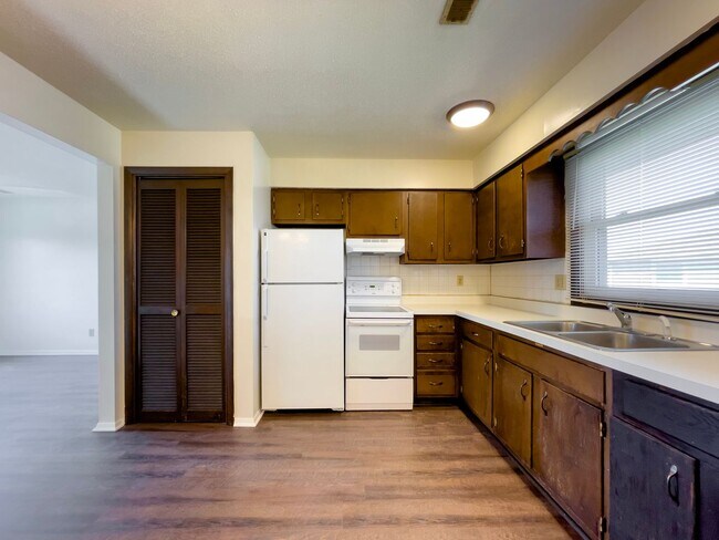 Building Photo - Your Next Home in the Heart of Yorktown Sc...