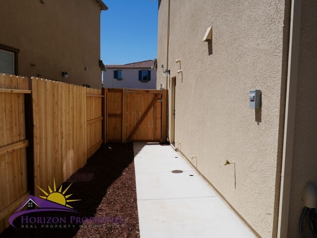 Building Photo - Modern Two-story 3 Bed 2.5 Bath 1,638 sqft Rancho Cordova Solar Home