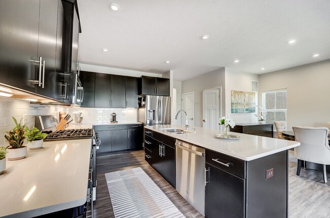 Building Photo - 7905 Pinnacle Point Dr