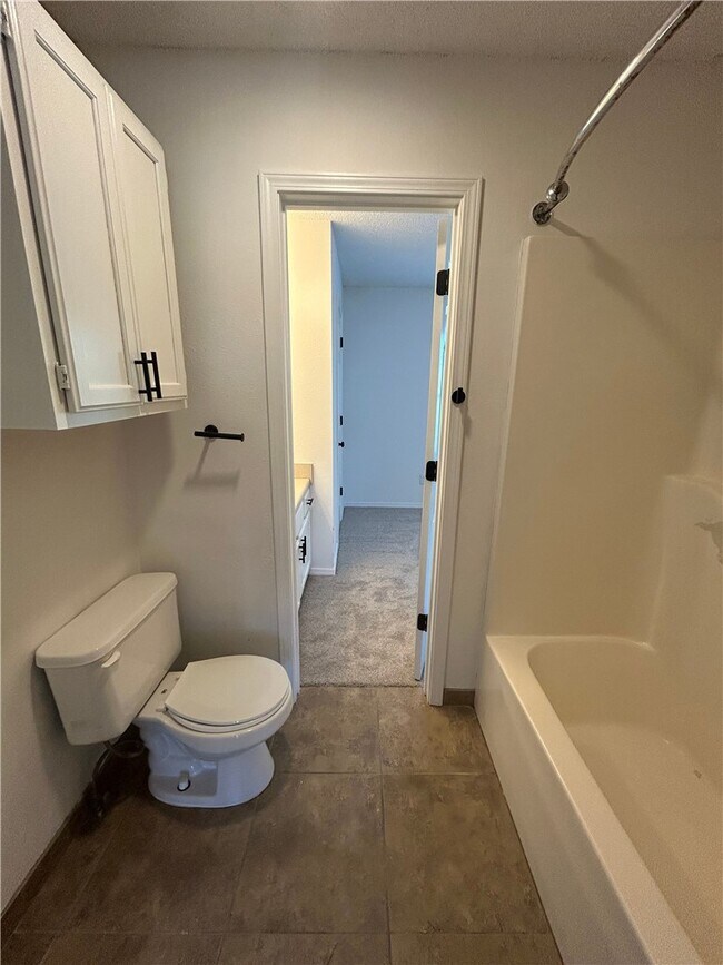 Building Photo - 3301 SW Victoria Pl