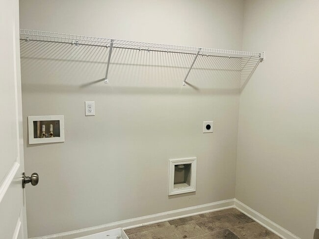 Building Photo - Stunning 3 bedroom, 3.5 bathroom townhome ...