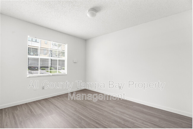 Building Photo - 402 W Columbus Dr