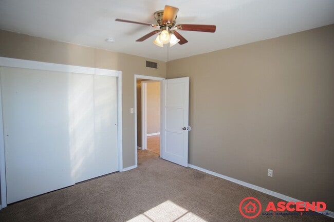 Building Photo - Cute Home Close to Downtown Bakersfield!