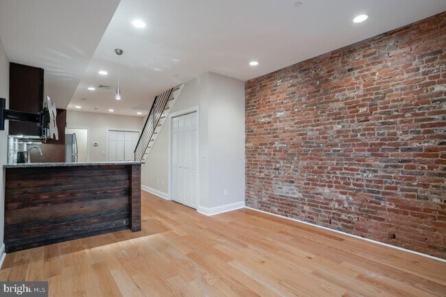 Building Photo - 724 N 3rd St