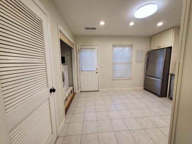 Building Photo - "Charming 2-Bed Townhouse Retreat with Modern Comforts in Hendersonville!"