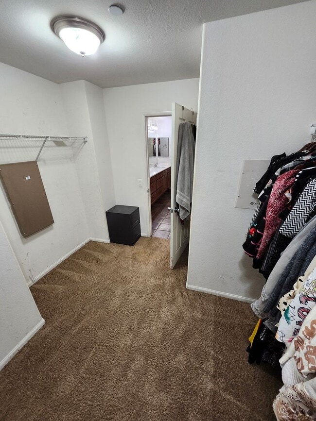 Building Photo - Beautiful two-story townhouse in Fontana G...