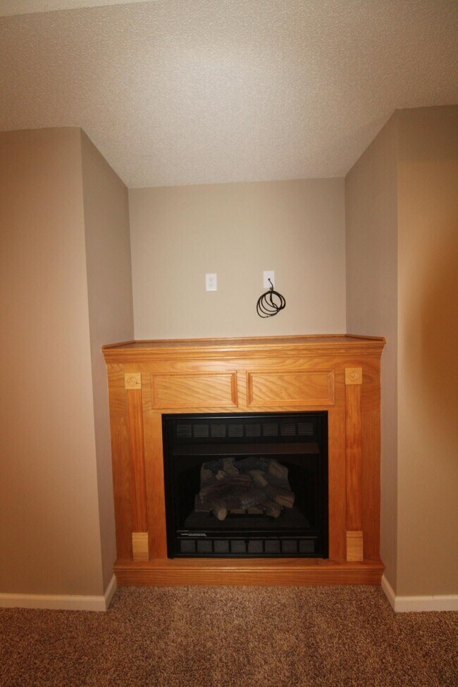Building Photo - 2105 Hobbit Way