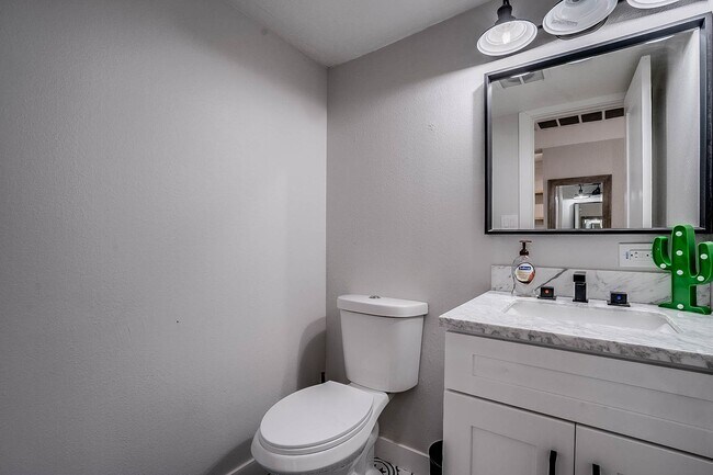 Building Photo - Prime Location - 2-bedroom, 1.5-bath townhome in Central Scottsdale!