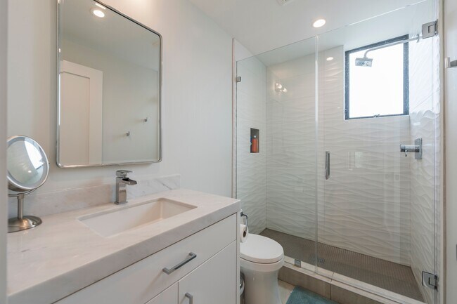 Building Photo - 468 30th St