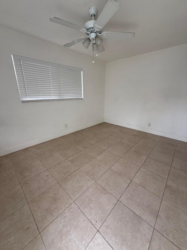 Building Photo - 237 SE Park St