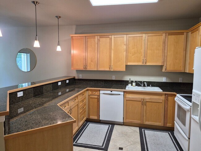 Building Photo - 15000 Juanita Dr NE