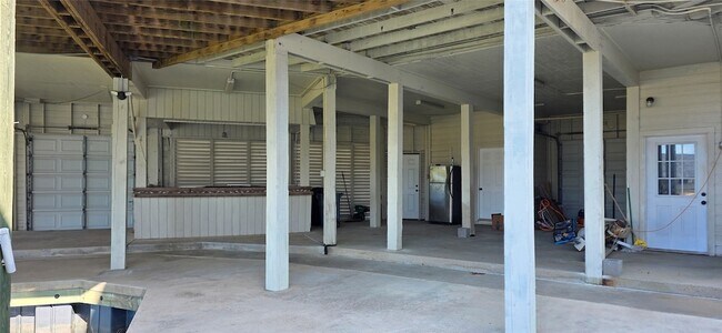 Building Photo - 1702 Castaway St