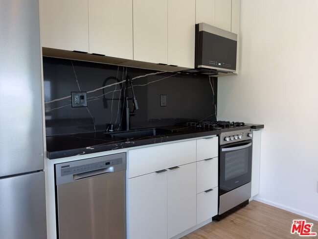 Building Photo - 845 N La Fayette Park Pl