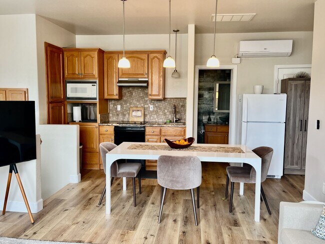 Building Photo - Unfurnished 1 Bedroom with AC and Private ...